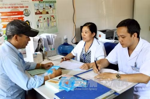 Nhân viên y tế tư vấn điều trị cho đối tượng nguy cơ cao tiếp cận với các dịch vụ can thiệp giảm tác hại phòng chống HIV/AIDS. Ảnh: Dương Ngọc – TTXVN