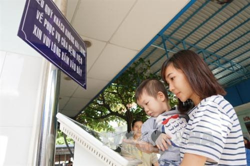 Người nhà bệnh nhi cảm thấy tiện lợi khi muốn phản ánh những điều không hài lòng về khám chữa bệnh tại ki-ốt khảo sát không hài lòng người bệnh triển khai thí điểm tại Bệnh viện Nhi đồng 1 Thành phố Hồ Chí Minh. Ảnh: Phương Vy - TTXVN. Người nhà bệnh nhi cảm thấy tiện lợi khi muốn phản ánh những điều không hài lòng về khám chữa bệnh tại ki-ốt khảo sát không hài lòng người bệnh triển khai thí điểm tại Bệnh viện Nhi đồng 1 Thành phố Hồ Chí Minh. Ảnh: Phương Vy - TTXVN.