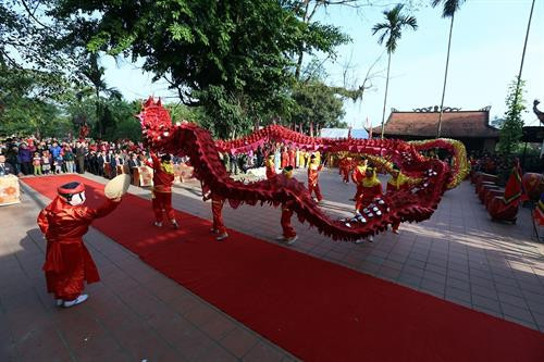 Cụ già thắp hương trong đền thờ Hoàng Công Chất. Ảnh: Phan Tuấn Anh - TTXVN Chuẩn bị nghi thức dâng hương. Ảnh: Phan Tuấn Anh - TTXVN Tiết mục múa rồng khai mạc lễ hội. Ảnh: Phan Tuấn Anh - TTXVN Tiết mục múa rồng khai mạc lễ hội. Ảnh: Phan Tuấn Anh - TTXVN Tiết mục múa rồng, rước kiệu khai mạc lễ hội. Ảnh: Phan Tuấn Anh - TTXVN