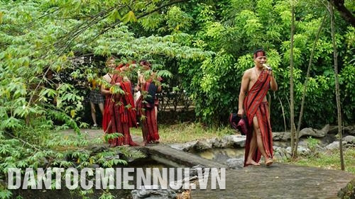 Các chàng trai đi đến cất tiếng hát gọi các cô gái. Ảnh: Hoàng Hải