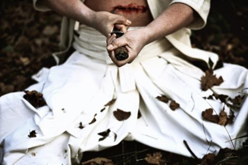 Taarof: Trong hình là cử chỉ thể hiện sự kính trọng ở Iran, dù thông thường cử chỉ này sẽ được từ chối. Ví dụ, ở một số khu vực, người bán hàng sẽ từ chối nhận tiền của khách có địa vị cao hơn trong xã hội. Tuy nhiên, người mua sẽ kiên quyết trả tiền, người bán có thể từ chối nhiều lần trước khi chấp nhận. Phong tục này có thể khá khó hiểu với những người nước ngoài lần đầu tới đây. Mano Po: Đây là cử chỉ thể hiện sự tôn trọng người lớn tuổi. Người ta sẽ cúi đầu xuống, cầm tay người lớn tuổi và áp vào trán mình. Phong tục này chủ yếu có ở Philippines, một số khu vực của Malaysia và Indonesia. Thường thì cử chỉ này được thực hiện tại các buổi họp mặt gia đình để trẻ em xin lời chúc phúc của những người lớn tuổi. Bayanihan: Một trong những điểm độc đáo của văn hóa Filipino là “bayanihan” - tức là di chuyển cả một ngôi nhà sang vị trí khác. Dân làng sẽ tụ họp lại, nâng ngôi nhà lên và dịch chuyển tới vị trí mới để tránh lũ lụt, lở đất hay đơn giản chỉ là để có hàng xóm tốt hơn. “Bayanihan” thường diễn ra ở các vùng nông thôn, nơi nhà cửa được làm từ các vật liệu nhẹ như tre và gỗ. Vẽ Henna: Các đám cưới Hồi giáo thường có những truyền thống và nghi lễ có từ hàng trăm năm trước. Hai tối trước ngày tổ chức hôn lễ, những người phụ nữ trong gia đình cô dâu sẽ vẽ lên bàn tay, cánh tay và bàn chân cô dâu các họa tiết bằng mực Henna tượng trưng cho sự trưởng thành của người phụ nữ. Các họa tiết cũng được cho là sẽ đem lại may mắn và khả năng sinh nở cho cô dâu. Mudra: Mudra là phép bắt ấn của văn hóa đạo Phật và đạo Hindu, chủ yếu là ở Ấn Độ. Hơn 500 ý nghĩa khác nhau được thể hiện qua cách một người di chuyển bàn tay và ngón tay. Những động tác này cho phép người thực hiện kiểm soát dòng năng lượng trong cơ thể và tập trung vào một mục tiêu nhất định. Các động tác này xuất hiện trong tượng, tranh, các điệu múa, kịch, yoga và các phương pháp thiền. Đến muộn: Ở nhiều nơi trên thế giới, đến muộn các cuộc tụ họp xã hội có thể bị coi là bất lịch sự, nhưng ở Nam Mỹ thì không. Tại Chile, nếu chủ tiệc mời dùng bữa lúc 20h, khách mời nên đến vào 20h15, thậm chí là 20h30. Đến đúng giờ hoặc sớm hơn sẽ khiến chủ nhà chưa chuẩn bị kịp và người khách sẽ bị coi là quá “háo ăn”. Ở Ecuador, đến muộn 15-20 phút đồng nghĩa “đúng giờ”. Quy tắc uống rượu ở Nga: Có rất nhiều quy tắc uống rượu trong văn hóa Nga, ví dụ: bạn không được đặt cốc rượu dở xuống bàn sau khi nâng ly, mà phải uống cạn và úp ngược cốc. Đến muộn đồng nghĩa với việc phải uống cạn một ly đầy. Thêm nữa, nếu cầm cốc rỗng lúc nâng ly, bạn sẽ bị phạt uống hết cả một chai. Tiên răng: Ở Hy Lạp và Mauritania, trẻ em không đặt răng dưới gối chờ tiên răng tới lấy mà ném thật mạnh lên nóc nhà để được may mắn và khỏe mạnh. Trẻ em Malaysia chôn răng xuống đất do quan niệm rằng những gì là một phần cơ thể phải trở về với đất. Còn ở Thổ Nhĩ Kỳ, bố mẹ có thể dùng răng sữa đã rụng của con mình để thể hiện mong ước về tương lai của con cái, ví dụ nếu muốn con mình làm bác sĩ, họ có thể chôn răng của chúng gần một bệnh viện. Mổ bụng tự sát: Seppuku là một phần chính của võ sĩ đạo (bushido) - luật của các samurai; tự mổ bụng là cách các chiến binh tránh bị rơi vào tay quân thù và để giảm sỉ nhục. Samurai còn có thể được các lãnh chúa đại danh (daimyo) ra lệnh phải tự mổ bụng. Sau này, các samurai bị ô nhục được phép tự mổ bụng thay vì bị hành quyết theo cách thông thường. Do mục đích chính của nghi lễ này là bảo vệ danh dự, những ai không thuộc về giới samurai sẽ không bao giờ thực hiện hay bị ra lệnh thực hiện. Samurai nữ chỉ thực hiện tự mổ bụng với sự cho phép. Haka: Đây là truyền thống của người Maori, New Zealand. Các động tác này bao gồm biểu hiện trên gương mặt, gầm lên, gào thét, dậm chân, dấm ngực và lè lưỡi để đe dọa các đối thủ. Ngày nay, các vận động viên quốc gia của New Zealand vẫn biểu diễn truyền thống này, nhất là các đội bóng bầu dục và bóng chày. Taarof: Trong hình là cử chỉ thể hiện sự kính trọng ở Iran, dù thông thường cử chỉ này sẽ được từ chối. Ví dụ, ở một số khu vực, người bán hàng sẽ từ chối nhận tiền của khách có địa vị cao hơn trong xã hội. Tuy nhiên, người mua sẽ kiên quyết trả tiền, người bán có thể từ chối nhiều lần trước khi chấp nhận. Phong tục này có thể khá khó hiểu với những người nước ngoài lần đầu tới đây. Mano Po: Đây là cử chỉ thể hiện sự tôn trọng người lớn tuổi. Người ta sẽ cúi đầu xuống, cầm tay người lớn tuổi và áp vào trán mình. Phong tục này chủ yếu có ở Philippines, một số khu vực của Malaysia và Indonesia. Thường thì cử chỉ này được thực hiện tại các buổi họp mặt gia đình để trẻ em xin lời chúc phúc của những người lớn tuổi. Bayanihan: Một trong những điểm độc đáo của văn hóa Filipino là “bayanihan” - tức là di chuyển cả một ngôi nhà sang vị trí khác. Dân làng sẽ tụ họp lại, nâng ngôi nhà lên và dịch chuyển tới vị trí mới để tránh lũ lụt, lở đất hay đơn giản chỉ là để có hàng xóm tốt hơn. “Bayanihan” thường diễn ra ở các vùng nông thôn, nơi nhà cửa được làm từ các vật liệu nhẹ như tre và gỗ. Vẽ Henna: Các đám cưới Hồi giáo thường có những truyền thống và nghi lễ có từ hàng trăm năm trước. Hai tối trước ngày tổ chức hôn lễ, những người phụ nữ trong gia đình cô dâu sẽ vẽ lên bàn tay, cánh tay và bàn chân cô dâu các họa tiết bằng mực Henna tượng trưng cho sự trưởng thành của người phụ nữ. Các họa tiết cũng được cho là sẽ đem lại may mắn và khả năng sinh nở cho cô dâu. Mudra: Mudra là phép bắt ấn của văn hóa đạo Phật và đạo Hindu, chủ yếu là ở Ấn Độ. Hơn 500 ý nghĩa khác nhau được thể hiện qua cách một người di chuyển bàn tay và ngón tay. Những động tác này cho phép người thực hiện kiểm soát dòng năng lượng trong cơ thể và tập trung vào một mục tiêu nhất định. Các động tác này xuất hiện trong tượng, tranh, các điệu múa, kịch, yoga và các phương pháp thiền. Đến muộn: Ở nhiều nơi trên thế giới, đến muộn các cuộc tụ họp xã hội có thể bị coi là bất lịch sự, nhưng ở Nam Mỹ thì không. Tại Chile, nếu chủ tiệc mời dùng bữa lúc 20h, khách mời nên đến vào 20h15, thậm chí là 20h30. Đến đúng giờ hoặc sớm hơn sẽ khiến chủ nhà chưa chuẩn bị kịp và người khách sẽ bị coi là quá “háo ăn”. Ở Ecuador, đến muộn 15-20 phút đồng nghĩa “đúng giờ”. Quy tắc uống rượu ở Nga: Có rất nhiều quy tắc uống rượu trong văn hóa Nga, ví dụ: bạn không được đặt cốc rượu dở xuống bàn sau khi nâng ly, mà phải uống cạn và úp ngược cốc. Đến muộn đồng nghĩa với việc phải uống cạn một ly đầy. Thêm nữa, nếu cầm cốc rỗng lúc nâng ly, bạn sẽ bị phạt uống hết cả một chai. Tiên răng: Ở Hy Lạp và Mauritania, trẻ em không đặt răng dưới gối chờ tiên răng tới lấy mà ném thật mạnh lên nóc nhà để được may mắn và khỏe mạnh. Trẻ em Malaysia chôn răng xuống đất do quan niệm rằng những gì là một phần cơ thể phải trở về với đất. Còn ở Thổ Nhĩ Kỳ, bố mẹ có thể dùng răng sữa đã rụng của con mình để thể hiện mong ước về tương lai của con cái, ví dụ nếu muốn con mình làm bác sĩ, họ có thể chôn răng của chúng gần một bệnh viện. Mổ bụng tự sát: Seppuku là một phần chính của võ sĩ đạo (bushido) - luật của các samurai; tự mổ bụng là cách các chiến binh tránh bị rơi vào tay quân thù và để giảm sỉ nhục. Samurai còn có thể được các lãnh chúa đại danh (daimyo) ra lệnh phải tự mổ bụng. Sau này, các samurai bị ô nhục được phép tự mổ bụng thay vì bị hành quyết theo cách thông thường. Do mục đích chính của nghi lễ này là bảo vệ danh dự, những ai không thuộc về giới samurai sẽ không bao giờ thực hiện hay bị ra lệnh thực hiện. Samurai nữ chỉ thực hiện tự mổ bụng với sự cho phép. Haka: Đây là truyền thống của người Maori, New Zealand. Các động tác này bao gồm biểu hiện trên gương mặt, gầm lên, gào thét, dậm chân, dấm ngực và lè lưỡi để đe dọa các đối thủ. Ngày nay, các vận động viên quốc gia của New Zealand vẫn biểu diễn truyền thống này, nhất là các đội bóng bầu dục và bóng chày.