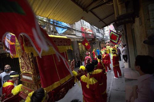 Rước kiệu lễ trong ngõ Tạm Thương. Ảnh: Trọng Đạt – TTXVN