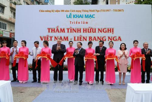 Các đại biểu cắt băng khai mạc triển lãm. Ảnh: Phương Vy-TTXVN Các đại biểu cắt băng khai mạc triển lãm. Ảnh: Phương Vy-TTXVN