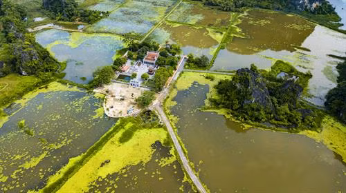 Bên ngôi đền là dòng Ngô Giang, bên trái có núi Cối Lĩnh, được mệnh danh là Vịnh Hạ Long cạn. Ảnh: Minh Đức - TTXVN Toàn cảnh ngôi đền thiêng Thái Vi. Ảnh: Minh Đức - TTXVN Gác chuông làm bằng gỗ lim, mái lợp ngói mũi hài được xây dựng 1689. Ảnh: Minh Đức - TTXVN Đền Thái Vi có cấu trúc độc đáo nhà lộn thềm mà ít nơi có. Ảnh: Minh Đức - TTXVN