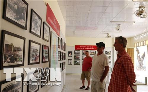 Du khách quốc tế thăm Nhà trưng bày chứng tích tội ác của bọn Pol Pot tại khu Nhà mồ Ba Chúc, thị trấn Ba Chúc, huyện Tri Tôn, tỉnh An Giang. Ảnh: TTXVN Du khách quốc tế thăm Nhà trưng bày chứng tích tội ác của bọn Pol Pot tại khu Nhà mồ Ba Chúc, thị trấn Ba Chúc, huyện Tri Tôn, tỉnh An Giang. Ảnh: TTXVN