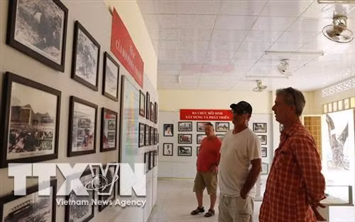 Du khách quốc tế thăm Nhà trưng bày chứng tích tội ác của bọn Pol Pot tại khu Nhà mồ Ba Chúc, thị trấn Ba Chúc, huyện Tri Tôn, tỉnh An Giang. Ảnh: TTXVN