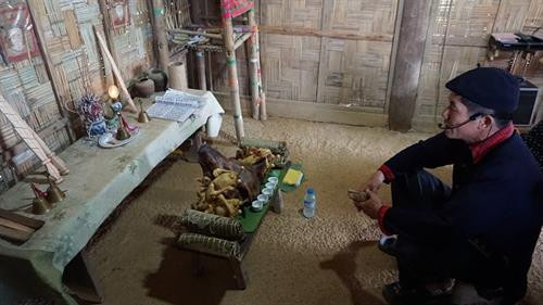 Thầy cúng đọc lời cúng mời thần linh, ông bà tổ tiên... Ảnh: Hoàng Tâm