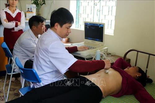 Người dân được khám sức khỏe bằng những thiết bị y tế hiện đại. Ảnh: Diệp Anh - TTXVN Người dân được khám sức khỏe bằng những thiết bị y tế hiện đại. Ảnh: Diệp Anh - TTXVN