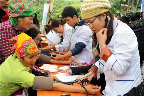 Người dân được khám, tư vấn sức khỏe và cấp phát thuốc miễn phí. Ảnh: Diệp Anh - TTXVN Người dân được khám, tư vấn sức khỏe và cấp phát thuốc miễn phí. Ảnh: Diệp Anh - TTXVN