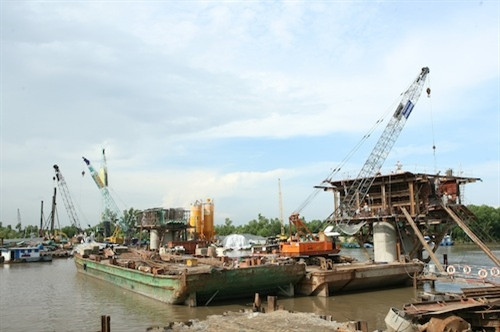 Một số hình ảnh xây dựng cầu Hòa Trung- một trong những cầu cuối cùng thông mạch đường Hồ Chí Minh ảnh 2