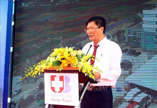 Tiến sỹ Nguyễn Quang Trung, Giám đốc Bệnh viện Ung bướu Nghệ An, phát biểu khai mạc buổi lễ. Ảnh: Tá Chuyên – TTXVN Tiến sỹ Nguyễn Quang Trung, Giám đốc Bệnh viện Ung bướu Nghệ An, phát biểu khai mạc buổi lễ. Ảnh: Tá Chuyên – TTXVN