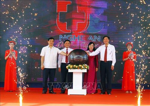 Bộ trưởng Nguyễn Thị Kim Tiến cùng các đại biểu nhấn nút Khai trương Hệ thống xạ trị gia tốc Precise và Synergy Platform tại Bệnh viện Ung bướu Nghệ An. Ảnh: Tá Chuyên – TTXVN Bộ trưởng Nguyễn Thị Kim Tiến cùng các đại biểu nhấn nút Khai trương Hệ thống xạ trị gia tốc Precise và Synergy Platform tại Bệnh viện Ung bướu Nghệ An. Ảnh: Tá Chuyên – TTXVN