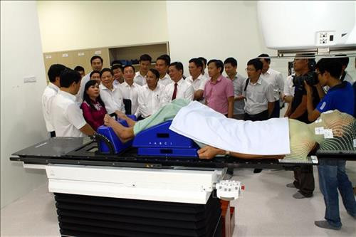 Bộ trưởng Bộ Y tế Nguyễn Thị Kim Tiến cùng các đại biểu tham quan phòng trực tiếp xạ trị cho bệnh nhân tại Bệnh viện Ung bướu Nghệ An. Ảnh: Tá Chuyên – TTXVN Bộ trưởng Bộ Y tế Nguyễn Thị Kim Tiến cùng các đại biểu tham quan phòng trực tiếp xạ trị cho bệnh nhân tại Bệnh viện Ung bướu Nghệ An. Ảnh: Tá Chuyên – TTXVN