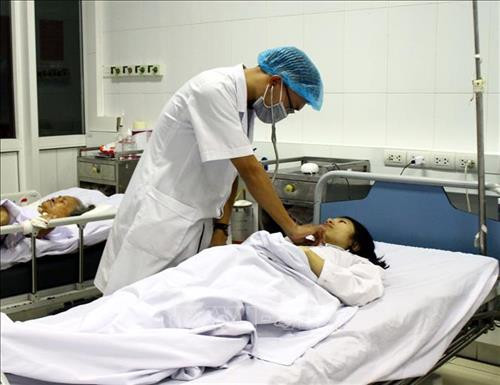 Bác sĩ thăm khám cho chị Nguyễn Thị Thanh Nhàn. Ảnh: Tá Chuyên – TTXVN