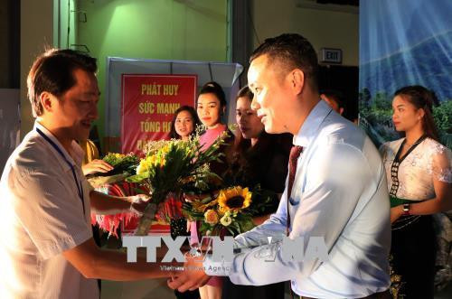 Ông Sùng A Hồ, Giám đốc Sở Văn hóa, Thể thao và Du lịch Lai Châu tặng hoa cho các nghệ nhân, diễn viên tham dự hội diễn. Ảnh: Việt Hoàng – TTXVN Ông Sùng A Hồ, Giám đốc Sở Văn hóa, Thể thao và Du lịch Lai Châu tặng hoa cho các nghệ nhân, diễn viên tham dự hội diễn. Ảnh: Việt Hoàng – TTXVN