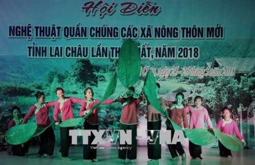 Tiết mục múa lá tạo con thuyền của xã San Thàng, thành phố Lai Châu trong đêm khai mạc. Ảnh: Việt Hoàng – TTXVN Tiết mục múa lá tạo con thuyền của xã San Thàng, thành phố Lai Châu trong đêm khai mạc. Ảnh: Việt Hoàng – TTXVN