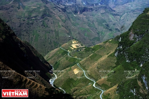 Đứng trên đèo Mã Pí Lèng du khách có thể ngắm nhìn dòng sông Nho Quế chạy qua. Ảnh: Trịnh Bộ Đứng trên đèo Mã Pí Lèng du khách có thể ngắm nhìn dòng sông Nho Quế chạy qua. Ảnh: Trịnh Bộ