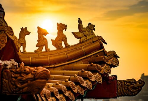 Tọa lạc trên đồi Robson, thủ đô Kuala Lumpur, Malaysia, chùa Thiên Hậu có diện tích 6.760 m2, được xây dựng từ năm 1981 và khánh thành vào ngày 3/9/1989. Ảnh: Triip Me. Ngôi chùa là sự kết hợp giữa kỹ thuật xây dựng hiện đại và kiến trúc truyền thống Trung Quốc, bao gồm các yếu tố Phật giáo, Đạo giáo và Nho giáo. Do đó, cổng chính của chùa Thiên Hậu được xây dựng hình vòng cung, nổi bật với những cột trụ sơn đỏ, màu sắc tượng trưng cho may mắn và thịnh vượng. Ảnh: Holidayiq. Bước vào sân chùa, du khách có thể chiêm ngưỡng những tác phẩm điêu khắc, tranh mô tả về truyền thuyết nữ thần Mazu hay các truyền thuyết khác của Trung Quốc như 12 cung hoàng đạo, Nguyệt lão. Xung quanh khuôn viên chùa là những khu vườn và ao hồ, nơi thả rùa phóng sinh. Ảnh: Fine Art America. Bước vào sân chùa, du khách có thể chiêm ngưỡng những tác phẩm điêu khắc, tranh mô tả về truyền thuyết nữ thần Mazu hay các truyền thuyết khác của Trung Quốc như 12 cung hoàng đạo, Nguyệt lão. Xung quanh khuôn viên chùa là những khu vườn và ao hồ, nơi thả rùa phóng sinh. Ảnh: Fine Art America. Chùa Thiên Hậu được xây dựng thành bốn tầng, trong đó tầng một để trưng bày đồ lưu niệm; tầng 2, 3 dùng làm hội trường lớn và phòng đăng ký kết hôn. Tầng cao nhất thờ ba vị thần Thiên Hậu, Phật Bà Quan Âm và Hải Biên nương nương. Đứng từ đây, du khách có thể thu vào tầm mắt quang cảnh của thủ đô Kuala Lumpur. Ảnh: Out For 30. Các cột, diềm, mái chùa được đắp nổi tinh xảo. Mỗi năm, chùa Thiên Hậu tổ chức hơn 100 lễ hội, bao gồm Tết nguyên đán, lễ Vu Lan, tết Trung thu, lễ Phật đản, ngày sinh của ba vị thần... Ngoài ra, ngôi chùa cũng là nơi đăng ký kết hôn và tổ chức đám cưới của nhiều cặp đôi. Ảnh: Gokl. Có khoảng 5.000 đôi tới đây đăng ký kết hôn mỗi năm, đặc biệt là vào tháng 8 âm lịch và ngày lễ tình nhân Valentine. Vào ngày 9/9/2009, hơn 500 cặp đôi đã tổ chức đám cưới tập thể tại chùa Thiên Hậu. Ở Trung Quốc, số 9 có cách phát âm giống “vĩnh cửu”, vì vậy đây là ngày tốt lành để kết hôn. Ảnh: Daniel Blog. Chùa Thiên Hậu mở cửa từ 8h sáng đến 10h đêm. Tuy nhiên, du khách nên đến đây vào sáng sớm khi chùa vắng khách và buổi tối, khi hàng trăm chiếc đèn lồng được thắp sáng. Tuy ngôi chùa không có quy định nào về trang phục, du khách nên lưu ý mặc áo kín vai và quần, váy dài qua đầu gối. Khi đến chính điện, bạn lưu ý giữ trật tự và bỏ dép phía bên ngoài trước khi vào tham quan. Chùa Thiên Hậu (Thean Hou) nằm trên đường Persiaran Endah, thủ đô Kuala Lumpur, Malaysia. Du khách có thể đến đây bằng taxi từ ga tàu LRT Bangsar hoặc KL Sentral. Từ ga tàu gần nhất đến ngôi chùa mất khoảng 30 phút đi bộ và 10 phút bằng ôtô. Ảnh: Lonely Planet. Tọa lạc trên đồi Robson, thủ đô Kuala Lumpur, Malaysia, chùa Thiên Hậu có diện tích 6.760 m2, được xây dựng từ năm 1981 và khánh thành vào ngày 3/9/1989. Ảnh: Triip Me. Ngôi chùa là sự kết hợp giữa kỹ thuật xây dựng hiện đại và kiến trúc truyền thống Trung Quốc, bao gồm các yếu tố Phật giáo, Đạo giáo và Nho giáo. Do đó, cổng chính của chùa Thiên Hậu được xây dựng hình vòng cung, nổi bật với những cột trụ sơn đỏ, màu sắc tượng trưng cho may mắn và thịnh vượng. Ảnh: Holidayiq. Bước vào sân chùa, du khách có thể chiêm ngưỡng những tác phẩm điêu khắc, tranh mô tả về truyền thuyết nữ thần Mazu hay các truyền thuyết khác của Trung Quốc như 12 cung hoàng đạo, Nguyệt lão. Xung quanh khuôn viên chùa là những khu vườn và ao hồ, nơi thả rùa phóng sinh. Ảnh: Fine Art America. Bước vào sân chùa, du khách có thể chiêm ngưỡng những tác phẩm điêu khắc, tranh mô tả về truyền thuyết nữ thần Mazu hay các truyền thuyết khác của Trung Quốc như 12 cung hoàng đạo, Nguyệt lão. Xung quanh khuôn viên chùa là những khu vườn và ao hồ, nơi thả rùa phóng sinh. Ảnh: Fine Art America. Chùa Thiên Hậu được xây dựng thành bốn tầng, trong đó tầng một để trưng bày đồ lưu niệm; tầng 2, 3 dùng làm hội trường lớn và phòng đăng ký kết hôn. Tầng cao nhất thờ ba vị thần Thiên Hậu, Phật Bà Quan Âm và Hải Biên nương nương. Đứng từ đây, du khách có thể thu vào tầm mắt quang cảnh của thủ đô Kuala Lumpur. Ảnh: Out For 30. Các cột, diềm, mái chùa được đắp nổi tinh xảo. Mỗi năm, chùa Thiên Hậu tổ chức hơn 100 lễ hội, bao gồm Tết nguyên đán, lễ Vu Lan, tết Trung thu, lễ Phật đản, ngày sinh của ba vị thần... Ngoài ra, ngôi chùa cũng là nơi đăng ký kết hôn và tổ chức đám cưới của nhiều cặp đôi. Ảnh: Gokl. Có khoảng 5.000 đôi tới đây đăng ký kết hôn mỗi năm, đặc biệt là vào tháng 8 âm lịch và ngày lễ tình nhân Valentine. Vào ngày 9/9/2009, hơn 500 cặp đôi đã tổ chức đám cưới tập thể tại chùa Thiên Hậu. Ở Trung Quốc, số 9 có cách phát âm giống “vĩnh cửu”, vì vậy đây là ngày tốt lành để kết hôn. Ảnh: Daniel Blog. Chùa Thiên Hậu mở cửa từ 8h sáng đến 10h đêm. Tuy nhiên, du khách nên đến đây vào sáng sớm khi chùa vắng khách và buổi tối, khi hàng trăm chiếc đèn lồng được thắp sáng. Tuy ngôi chùa không có quy định nào về trang phục, du khách nên lưu ý mặc áo kín vai và quần, váy dài qua đầu gối. Khi đến chính điện, bạn lưu ý giữ trật tự và bỏ dép phía bên ngoài trước khi vào tham quan. Chùa Thiên Hậu (Thean Hou) nằm trên đường Persiaran Endah, thủ đô Kuala Lumpur, Malaysia. Du khách có thể đến đây bằng taxi từ ga tàu LRT Bangsar hoặc KL Sentral. Từ ga tàu gần nhất đến ngôi chùa mất khoảng 30 phút đi bộ và 10 phút bằng ôtô. Ảnh: Lonely Planet.