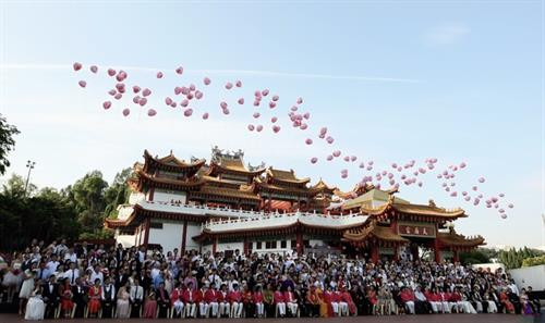 Tọa lạc trên đồi Robson, thủ đô Kuala Lumpur, Malaysia, chùa Thiên Hậu có diện tích 6.760 m2, được xây dựng từ năm 1981 và khánh thành vào ngày 3/9/1989. Ảnh: Triip Me. Ngôi chùa là sự kết hợp giữa kỹ thuật xây dựng hiện đại và kiến trúc truyền thống Trung Quốc, bao gồm các yếu tố Phật giáo, Đạo giáo và Nho giáo. Do đó, cổng chính của chùa Thiên Hậu được xây dựng hình vòng cung, nổi bật với những cột trụ sơn đỏ, màu sắc tượng trưng cho may mắn và thịnh vượng. Ảnh: Holidayiq. Bước vào sân chùa, du khách có thể chiêm ngưỡng những tác phẩm điêu khắc, tranh mô tả về truyền thuyết nữ thần Mazu hay các truyền thuyết khác của Trung Quốc như 12 cung hoàng đạo, Nguyệt lão. Xung quanh khuôn viên chùa là những khu vườn và ao hồ, nơi thả rùa phóng sinh. Ảnh: Fine Art America. Bước vào sân chùa, du khách có thể chiêm ngưỡng những tác phẩm điêu khắc, tranh mô tả về truyền thuyết nữ thần Mazu hay các truyền thuyết khác của Trung Quốc như 12 cung hoàng đạo, Nguyệt lão. Xung quanh khuôn viên chùa là những khu vườn và ao hồ, nơi thả rùa phóng sinh. Ảnh: Fine Art America. Chùa Thiên Hậu được xây dựng thành bốn tầng, trong đó tầng một để trưng bày đồ lưu niệm; tầng 2, 3 dùng làm hội trường lớn và phòng đăng ký kết hôn. Tầng cao nhất thờ ba vị thần Thiên Hậu, Phật Bà Quan Âm và Hải Biên nương nương. Đứng từ đây, du khách có thể thu vào tầm mắt quang cảnh của thủ đô Kuala Lumpur. Ảnh: Out For 30. Các cột, diềm, mái chùa được đắp nổi tinh xảo. Mỗi năm, chùa Thiên Hậu tổ chức hơn 100 lễ hội, bao gồm Tết nguyên đán, lễ Vu Lan, tết Trung thu, lễ Phật đản, ngày sinh của ba vị thần... Ngoài ra, ngôi chùa cũng là nơi đăng ký kết hôn và tổ chức đám cưới của nhiều cặp đôi. Ảnh: Gokl. Có khoảng 5.000 đôi tới đây đăng ký kết hôn mỗi năm, đặc biệt là vào tháng 8 âm lịch và ngày lễ tình nhân Valentine. Vào ngày 9/9/2009, hơn 500 cặp đôi đã tổ chức đám cưới tập thể tại chùa Thiên Hậu. Ở Trung Quốc, số 9 có cách phát âm giống “vĩnh cửu”, vì vậy đây là ngày tốt lành để kết hôn. Ảnh: Daniel Blog. Chùa Thiên Hậu mở cửa từ 8h sáng đến 10h đêm. Tuy nhiên, du khách nên đến đây vào sáng sớm khi chùa vắng khách và buổi tối, khi hàng trăm chiếc đèn lồng được thắp sáng. Tuy ngôi chùa không có quy định nào về trang phục, du khách nên lưu ý mặc áo kín vai và quần, váy dài qua đầu gối. Khi đến chính điện, bạn lưu ý giữ trật tự và bỏ dép phía bên ngoài trước khi vào tham quan. Chùa Thiên Hậu (Thean Hou) nằm trên đường Persiaran Endah, thủ đô Kuala Lumpur, Malaysia. Du khách có thể đến đây bằng taxi từ ga tàu LRT Bangsar hoặc KL Sentral. Từ ga tàu gần nhất đến ngôi chùa mất khoảng 30 phút đi bộ và 10 phút bằng ôtô. Ảnh: Lonely Planet. Tọa lạc trên đồi Robson, thủ đô Kuala Lumpur, Malaysia, chùa Thiên Hậu có diện tích 6.760 m2, được xây dựng từ năm 1981 và khánh thành vào ngày 3/9/1989. Ảnh: Triip Me. Ngôi chùa là sự kết hợp giữa kỹ thuật xây dựng hiện đại và kiến trúc truyền thống Trung Quốc, bao gồm các yếu tố Phật giáo, Đạo giáo và Nho giáo. Do đó, cổng chính của chùa Thiên Hậu được xây dựng hình vòng cung, nổi bật với những cột trụ sơn đỏ, màu sắc tượng trưng cho may mắn và thịnh vượng. Ảnh: Holidayiq. Bước vào sân chùa, du khách có thể chiêm ngưỡng những tác phẩm điêu khắc, tranh mô tả về truyền thuyết nữ thần Mazu hay các truyền thuyết khác của Trung Quốc như 12 cung hoàng đạo, Nguyệt lão. Xung quanh khuôn viên chùa là những khu vườn và ao hồ, nơi thả rùa phóng sinh. Ảnh: Fine Art America. Bước vào sân chùa, du khách có thể chiêm ngưỡng những tác phẩm điêu khắc, tranh mô tả về truyền thuyết nữ thần Mazu hay các truyền thuyết khác của Trung Quốc như 12 cung hoàng đạo, Nguyệt lão. Xung quanh khuôn viên chùa là những khu vườn và ao hồ, nơi thả rùa phóng sinh. Ảnh: Fine Art America. Chùa Thiên Hậu được xây dựng thành bốn tầng, trong đó tầng một để trưng bày đồ lưu niệm; tầng 2, 3 dùng làm hội trường lớn và phòng đăng ký kết hôn. Tầng cao nhất thờ ba vị thần Thiên Hậu, Phật Bà Quan Âm và Hải Biên nương nương. Đứng từ đây, du khách có thể thu vào tầm mắt quang cảnh của thủ đô Kuala Lumpur. Ảnh: Out For 30. Các cột, diềm, mái chùa được đắp nổi tinh xảo. Mỗi năm, chùa Thiên Hậu tổ chức hơn 100 lễ hội, bao gồm Tết nguyên đán, lễ Vu Lan, tết Trung thu, lễ Phật đản, ngày sinh của ba vị thần... Ngoài ra, ngôi chùa cũng là nơi đăng ký kết hôn và tổ chức đám cưới của nhiều cặp đôi. Ảnh: Gokl. Có khoảng 5.000 đôi tới đây đăng ký kết hôn mỗi năm, đặc biệt là vào tháng 8 âm lịch và ngày lễ tình nhân Valentine. Vào ngày 9/9/2009, hơn 500 cặp đôi đã tổ chức đám cưới tập thể tại chùa Thiên Hậu. Ở Trung Quốc, số 9 có cách phát âm giống “vĩnh cửu”, vì vậy đây là ngày tốt lành để kết hôn. Ảnh: Daniel Blog. Chùa Thiên Hậu mở cửa từ 8h sáng đến 10h đêm. Tuy nhiên, du khách nên đến đây vào sáng sớm khi chùa vắng khách và buổi tối, khi hàng trăm chiếc đèn lồng được thắp sáng. Tuy ngôi chùa không có quy định nào về trang phục, du khách nên lưu ý mặc áo kín vai và quần, váy dài qua đầu gối. Khi đến chính điện, bạn lưu ý giữ trật tự và bỏ dép phía bên ngoài trước khi vào tham quan. Chùa Thiên Hậu (Thean Hou) nằm trên đường Persiaran Endah, thủ đô Kuala Lumpur, Malaysia. Du khách có thể đến đây bằng taxi từ ga tàu LRT Bangsar hoặc KL Sentral. Từ ga tàu gần nhất đến ngôi chùa mất khoảng 30 phút đi bộ và 10 phút bằng ôtô. Ảnh: Lonely Planet.