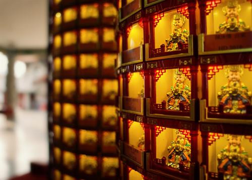 Tọa lạc trên đồi Robson, thủ đô Kuala Lumpur, Malaysia, chùa Thiên Hậu có diện tích 6.760 m2, được xây dựng từ năm 1981 và khánh thành vào ngày 3/9/1989. Ảnh: Triip Me. Ngôi chùa là sự kết hợp giữa kỹ thuật xây dựng hiện đại và kiến trúc truyền thống Trung Quốc, bao gồm các yếu tố Phật giáo, Đạo giáo và Nho giáo. Do đó, cổng chính của chùa Thiên Hậu được xây dựng hình vòng cung, nổi bật với những cột trụ sơn đỏ, màu sắc tượng trưng cho may mắn và thịnh vượng. Ảnh: Holidayiq. Bước vào sân chùa, du khách có thể chiêm ngưỡng những tác phẩm điêu khắc, tranh mô tả về truyền thuyết nữ thần Mazu hay các truyền thuyết khác của Trung Quốc như 12 cung hoàng đạo, Nguyệt lão. Xung quanh khuôn viên chùa là những khu vườn và ao hồ, nơi thả rùa phóng sinh. Ảnh: Fine Art America. Bước vào sân chùa, du khách có thể chiêm ngưỡng những tác phẩm điêu khắc, tranh mô tả về truyền thuyết nữ thần Mazu hay các truyền thuyết khác của Trung Quốc như 12 cung hoàng đạo, Nguyệt lão. Xung quanh khuôn viên chùa là những khu vườn và ao hồ, nơi thả rùa phóng sinh. Ảnh: Fine Art America. Chùa Thiên Hậu được xây dựng thành bốn tầng, trong đó tầng một để trưng bày đồ lưu niệm; tầng 2, 3 dùng làm hội trường lớn và phòng đăng ký kết hôn. Tầng cao nhất thờ ba vị thần Thiên Hậu, Phật Bà Quan Âm và Hải Biên nương nương. Đứng từ đây, du khách có thể thu vào tầm mắt quang cảnh của thủ đô Kuala Lumpur. Ảnh: Out For 30. Các cột, diềm, mái chùa được đắp nổi tinh xảo. Mỗi năm, chùa Thiên Hậu tổ chức hơn 100 lễ hội, bao gồm Tết nguyên đán, lễ Vu Lan, tết Trung thu, lễ Phật đản, ngày sinh của ba vị thần... Ngoài ra, ngôi chùa cũng là nơi đăng ký kết hôn và tổ chức đám cưới của nhiều cặp đôi. Ảnh: Gokl. Có khoảng 5.000 đôi tới đây đăng ký kết hôn mỗi năm, đặc biệt là vào tháng 8 âm lịch và ngày lễ tình nhân Valentine. Vào ngày 9/9/2009, hơn 500 cặp đôi đã tổ chức đám cưới tập thể tại chùa Thiên Hậu. Ở Trung Quốc, số 9 có cách phát âm giống “vĩnh cửu”, vì vậy đây là ngày tốt lành để kết hôn. Ảnh: Daniel Blog. Chùa Thiên Hậu mở cửa từ 8h sáng đến 10h đêm. Tuy nhiên, du khách nên đến đây vào sáng sớm khi chùa vắng khách và buổi tối, khi hàng trăm chiếc đèn lồng được thắp sáng. Tuy ngôi chùa không có quy định nào về trang phục, du khách nên lưu ý mặc áo kín vai và quần, váy dài qua đầu gối. Khi đến chính điện, bạn lưu ý giữ trật tự và bỏ dép phía bên ngoài trước khi vào tham quan. Chùa Thiên Hậu (Thean Hou) nằm trên đường Persiaran Endah, thủ đô Kuala Lumpur, Malaysia. Du khách có thể đến đây bằng taxi từ ga tàu LRT Bangsar hoặc KL Sentral. Từ ga tàu gần nhất đến ngôi chùa mất khoảng 30 phút đi bộ và 10 phút bằng ôtô. Ảnh: Lonely Planet. Tọa lạc trên đồi Robson, thủ đô Kuala Lumpur, Malaysia, chùa Thiên Hậu có diện tích 6.760 m2, được xây dựng từ năm 1981 và khánh thành vào ngày 3/9/1989. Ảnh: Triip Me. Ngôi chùa là sự kết hợp giữa kỹ thuật xây dựng hiện đại và kiến trúc truyền thống Trung Quốc, bao gồm các yếu tố Phật giáo, Đạo giáo và Nho giáo. Do đó, cổng chính của chùa Thiên Hậu được xây dựng hình vòng cung, nổi bật với những cột trụ sơn đỏ, màu sắc tượng trưng cho may mắn và thịnh vượng. Ảnh: Holidayiq. Bước vào sân chùa, du khách có thể chiêm ngưỡng những tác phẩm điêu khắc, tranh mô tả về truyền thuyết nữ thần Mazu hay các truyền thuyết khác của Trung Quốc như 12 cung hoàng đạo, Nguyệt lão. Xung quanh khuôn viên chùa là những khu vườn và ao hồ, nơi thả rùa phóng sinh. Ảnh: Fine Art America. Bước vào sân chùa, du khách có thể chiêm ngưỡng những tác phẩm điêu khắc, tranh mô tả về truyền thuyết nữ thần Mazu hay các truyền thuyết khác của Trung Quốc như 12 cung hoàng đạo, Nguyệt lão. Xung quanh khuôn viên chùa là những khu vườn và ao hồ, nơi thả rùa phóng sinh. Ảnh: Fine Art America. Chùa Thiên Hậu được xây dựng thành bốn tầng, trong đó tầng một để trưng bày đồ lưu niệm; tầng 2, 3 dùng làm hội trường lớn và phòng đăng ký kết hôn. Tầng cao nhất thờ ba vị thần Thiên Hậu, Phật Bà Quan Âm và Hải Biên nương nương. Đứng từ đây, du khách có thể thu vào tầm mắt quang cảnh của thủ đô Kuala Lumpur. Ảnh: Out For 30. Các cột, diềm, mái chùa được đắp nổi tinh xảo. Mỗi năm, chùa Thiên Hậu tổ chức hơn 100 lễ hội, bao gồm Tết nguyên đán, lễ Vu Lan, tết Trung thu, lễ Phật đản, ngày sinh của ba vị thần... Ngoài ra, ngôi chùa cũng là nơi đăng ký kết hôn và tổ chức đám cưới của nhiều cặp đôi. Ảnh: Gokl. Có khoảng 5.000 đôi tới đây đăng ký kết hôn mỗi năm, đặc biệt là vào tháng 8 âm lịch và ngày lễ tình nhân Valentine. Vào ngày 9/9/2009, hơn 500 cặp đôi đã tổ chức đám cưới tập thể tại chùa Thiên Hậu. Ở Trung Quốc, số 9 có cách phát âm giống “vĩnh cửu”, vì vậy đây là ngày tốt lành để kết hôn. Ảnh: Daniel Blog. Chùa Thiên Hậu mở cửa từ 8h sáng đến 10h đêm. Tuy nhiên, du khách nên đến đây vào sáng sớm khi chùa vắng khách và buổi tối, khi hàng trăm chiếc đèn lồng được thắp sáng. Tuy ngôi chùa không có quy định nào về trang phục, du khách nên lưu ý mặc áo kín vai và quần, váy dài qua đầu gối. Khi đến chính điện, bạn lưu ý giữ trật tự và bỏ dép phía bên ngoài trước khi vào tham quan. Chùa Thiên Hậu (Thean Hou) nằm trên đường Persiaran Endah, thủ đô Kuala Lumpur, Malaysia. Du khách có thể đến đây bằng taxi từ ga tàu LRT Bangsar hoặc KL Sentral. Từ ga tàu gần nhất đến ngôi chùa mất khoảng 30 phút đi bộ và 10 phút bằng ôtô. Ảnh: Lonely Planet.