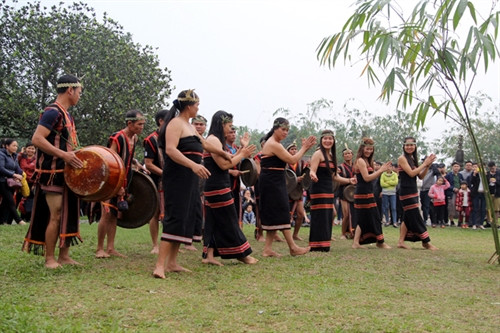 ... và cùng tham gia nhảy múa trong nhịp cồng chiêng.