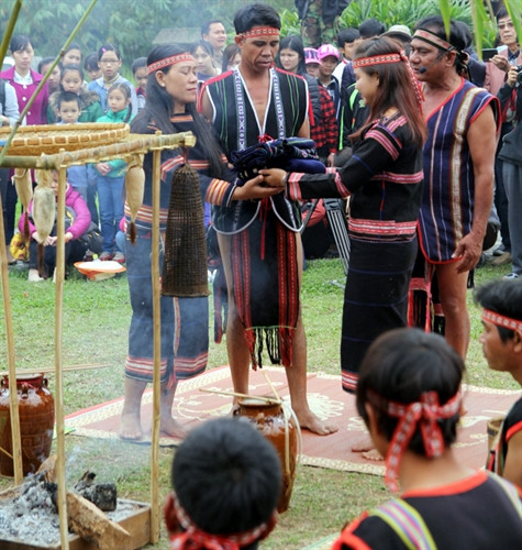 Lễ trao khăn của cô dâu