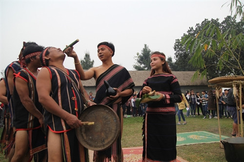 Mời rượu các vị khách tham dự đám cưới...