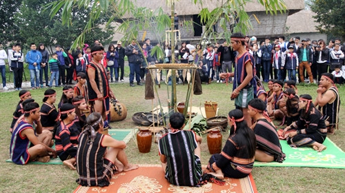 Lễ cưới được tổ chức trước nhà Rông