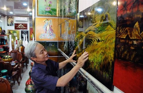 Ông Lê Bá Linh – nghệ nhân có hơn 40 năm trong nghề. Hàng năm, cơ sở sản xuất sơn mài mỹ nghệ của ông bán ra thị trường hơn 10.000 sản phẩm sơn mài các loại, doanh thu khoảng 6 tỷ đồng.