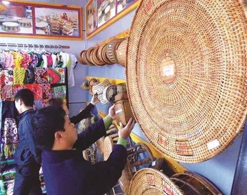 Một số sản phẩm đặc trưng được làm từ mây, tre đan của đồng bào Thái như: giỏ đựng, chiếc ép xôi... Một số sản phẩm đặc trưng được làm từ mây, tre đan của đồng bào Thái như: giỏ đựng, chiếc ép xôi...