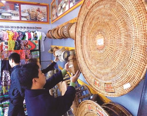 Một số sản phẩm đặc trưng được làm từ mây, tre đan của đồng bào Thái như: giỏ đựng, chiếc ép xôi... Một số sản phẩm đặc trưng được làm từ mây, tre đan của đồng bào Thái như: giỏ đựng, chiếc ép xôi...