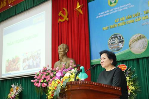 “Hội nghị kết nối sản xuất - tiêu thụ sản phẩm nông lâm thủy sản, phát triển chuỗi cung cấp rau, thịt, nông sản an toàn cho thành phố Hà Nội năm 2018” thu hút 21 tỉnh, thành phố; hơn 300 đại biểu đại diện các đơn vị nằm trong chuỗi cung cấp rau, thịt, nông sản an toàn cho thành phố Hà Nội tham dự. Bà Phạm Thị Huân - Tổng Giám đốc Công ty Ba Huân, một công ty chăn nuôi và chế biến thịt và trứng gia cầm nổi tiếng của Việt Nam, chia sẻ kinh nghiệm kinh doanh của bà tại Hội nghị.