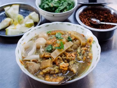 Salad lá trà: Một trong những đặc sản nổi tiếng của Myanmar là lephet hay lá trà lên men. Chúng được ăn riêng hoặc dùng làm nguyên liệu cho món lephet thoke - salad lá trà muối. Ảnh: MultiVerse Advertising. Các lá trà muối chua chua, đắng được trộn với bắp cải thái sợi, cà chua, đậu rán giòn, các loại hạt, một chút dầu tỏi, ớt và tỏi tươi thái lát. Món này có thể dùng ăn vặt, khai vị hoặc ăn kèm với cơm. Ảnh: Mark Wiens. Cơm người Shan: Món nga htamin (cơm cá) của người Shan gồm cơm được nấu với nghệ nặn thành hình tròn (hoặc dẹt), sau đó cho thêm thịt cá và dầu tỏi lên trên. Cơm thường được ăn kèm với rễ tỏi tây, tỏi tươi và tóp mỡ. Ảnh: Messy Vegetarian Cook. Cà ri Miến Điện: Cà ri là trung tâm của món này, thường được làm từ thịt lợn, cá, tôm, bò hoặc cừu. Tuy nhiên, bạn sẽ có vô số món ăn kèm hấp dẫn. Ảnh: Yourenotfromaroundhere. Cà ri thường được dọn cùng cơm, salad, một đĩa rau xào, một bát canh nhỏ và một đĩa to rau (sống hoặc luộc), rau thơm, cùng nhiều loại sốt chấm. Ảnh: Cambodiatravelforum. Sốt chấm đi kèm có nhiều loại, từ ngapi ye - một loại nước mắm nhạt, tới balachaung - hỗn hợp gia vị khô gồm tỏi, ớt và tôm khô rán giòn. Ảnh: Mark Wiens. Cơm quán trà: Các quán trà của Myanmar không chỉ là nơi bạn giải khát với những cốc trà sữa ngọt ngào. Du khách có thể tận hưởng nhiều món ăn thú vị phù hợp với văn hóa dân tộc của chủ quán. Ảnh: CNN. Bạn có thể gọi các món ăn như mì truyền thống hay htamin thoke - một loại salad trộn cơm. Ảnh: Asiadmc. Các quán trà của người Ấn hoặc người theo đạo Hồi phục vụ nhiều món chịu ảnh hưởng từ ẩm thực của Đông Nam Á, như samosas hay poori (bánh mì rán giòn với cà ri khoai tây) hay bánh mì nướng như nanbya. Ảnh: WanderGuts. Món ăn vặt: Các món ăn vặt ở Myanmar thường được dùng kèm trà vào buổi sáng hoặc chiều. Vị ngọt của chúng không từ đường mà từ các nguyên liệu như cùi dừa, sữa dừa, bột gạo, bột nếp, bột sắn và trái cây. Ảnh: Asiadmc. Những món nổi bật là hsa nwin ma kin (bánh từ bột trộn sữa dừa, bơ ghee và nho khô), bein moun và moun pyit thalet (bánh kếp kiểu Myanmar). Ảnh: Activetravelmagazines. Các món rán: Người Myanmar thích ăn các món rán. Phần lớn các đồ ăn vặt ở vỉa hè hay quán trà là món rán, từ nem, bánh tới bánh mì. Nhiều món mì có rắc thêm akyaw - các thực phẩm rán giòn để trang trí. Ảnh: Myanmar Travel Essentials. Một món rán nổi tiếng đáng thử ở đây là buthi kyaw, bí xanh tẩm bột rán giòn chấm với sốt chua ngọt làm từ me và bột đậu. Ảnh: Midday. Mì đậu phụ người Shan: Món hto-hpu nwe có nghĩa là “đậu phụ nóng” trong tiếng Myanmar. Tuy nhiên, món ăn này không hề có đậu phụ mà gồm một loại cháo đặc làm từ bột đậu. Ảnh: Living + Nomads. Loại sốt dính màu vàng này được rưới lên trên mì sợi nhỏ, thêm thịt gà hoặc thịt lợn được tẩm ướp đậm đà, một ít sa tế. Món này được ăn kèm rau củ muối và nước dùng. Ảnh: Alittleadrift. Nangyi thoke: Đây là một loại mì trộn salad, gồm các sợi mì tròn và dày được trộn với thịt gà, bánh cá, giá trần và trứng luộc. Các nguyên liệu được cho thêm bột đậu rang, nghệ và sa tế, sau đó trộn bằng tay rồi dọn ra ăn cùng dưa muối mà một bát nước dùng. Ảnh: The indolent cook. Mohinga: Mohinga là "món quốc hồn quốc túy không chính thức" của Myanmar. Mì sợi tròn được chan nước dùng làm từ cá và hẹ tây. Món ăn này được bán rong trên đường phố, thường ăn vào bữa sáng hoặc đêm muộn. Bạn có thể cho thêm trứng luộc, akyaw, đậu lentil, chút chanh và bột ớt. Ảnh: Hsaba. Mì người Shan: Sợi mì dẹt và mảnh được chan nước dùng cay, cho thêm thịt lợn hoặc thịt gà, vừng rang và chút dầu tỏi. Món này được ăn cùng rau củ muối. Ảnh: Flavorverse. Mì người Shan có vị tương đối đơn giản, dễ ăn và rất ngon. Mì còn có phiên bản khô được dọn ra với bát nước dùng riêng. Ảnh: Sanctum Inle Resort. Salad lá trà: Một trong những đặc sản nổi tiếng của Myanmar là lephet hay lá trà lên men. Chúng được ăn riêng hoặc dùng làm nguyên liệu cho món lephet thoke - salad lá trà muối. Ảnh: MultiVerse Advertising. Các lá trà muối chua chua, đắng được trộn với bắp cải thái sợi, cà chua, đậu rán giòn, các loại hạt, một chút dầu tỏi, ớt và tỏi tươi thái lát. Món này có thể dùng ăn vặt, khai vị hoặc ăn kèm với cơm. Ảnh: Mark Wiens. Cơm người Shan: Món nga htamin (cơm cá) của người Shan gồm cơm được nấu với nghệ nặn thành hình tròn (hoặc dẹt), sau đó cho thêm thịt cá và dầu tỏi lên trên. Cơm thường được ăn kèm với rễ tỏi tây, tỏi tươi và tóp mỡ. Ảnh: Messy Vegetarian Cook. Cà ri Miến Điện: Cà ri là trung tâm của món này, thường được làm từ thịt lợn, cá, tôm, bò hoặc cừu. Tuy nhiên, bạn sẽ có vô số món ăn kèm hấp dẫn. Ảnh: Yourenotfromaroundhere. Cà ri thường được dọn cùng cơm, salad, một đĩa rau xào, một bát canh nhỏ và một đĩa to rau (sống hoặc luộc), rau thơm, cùng nhiều loại sốt chấm. Ảnh: Cambodiatravelforum. Sốt chấm đi kèm có nhiều loại, từ ngapi ye - một loại nước mắm nhạt, tới balachaung - hỗn hợp gia vị khô gồm tỏi, ớt và tôm khô rán giòn. Ảnh: Mark Wiens. Cơm quán trà: Các quán trà của Myanmar không chỉ là nơi bạn giải khát với những cốc trà sữa ngọt ngào. Du khách có thể tận hưởng nhiều món ăn thú vị phù hợp với văn hóa dân tộc của chủ quán. Ảnh: CNN. Bạn có thể gọi các món ăn như mì truyền thống hay htamin thoke - một loại salad trộn cơm. Ảnh: Asiadmc. Các quán trà của người Ấn hoặc người theo đạo Hồi phục vụ nhiều món chịu ảnh hưởng từ ẩm thực của Đông Nam Á, như samosas hay poori (bánh mì rán giòn với cà ri khoai tây) hay bánh mì nướng như nanbya. Ảnh: WanderGuts. Món ăn vặt: Các món ăn vặt ở Myanmar thường được dùng kèm trà vào buổi sáng hoặc chiều. Vị ngọt của chúng không từ đường mà từ các nguyên liệu như cùi dừa, sữa dừa, bột gạo, bột nếp, bột sắn và trái cây. Ảnh: Asiadmc. Những món nổi bật là hsa nwin ma kin (bánh từ bột trộn sữa dừa, bơ ghee và nho khô), bein moun và moun pyit thalet (bánh kếp kiểu Myanmar). Ảnh: Activetravelmagazines. Các món rán: Người Myanmar thích ăn các món rán. Phần lớn các đồ ăn vặt ở vỉa hè hay quán trà là món rán, từ nem, bánh tới bánh mì. Nhiều món mì có rắc thêm akyaw - các thực phẩm rán giòn để trang trí. Ảnh: Myanmar Travel Essentials. Một món rán nổi tiếng đáng thử ở đây là buthi kyaw, bí xanh tẩm bột rán giòn chấm với sốt chua ngọt làm từ me và bột đậu. Ảnh: Midday. Mì đậu phụ người Shan: Món hto-hpu nwe có nghĩa là “đậu phụ nóng” trong tiếng Myanmar. Tuy nhiên, món ăn này không hề có đậu phụ mà gồm một loại cháo đặc làm từ bột đậu. Ảnh: Living + Nomads. Loại sốt dính màu vàng này được rưới lên trên mì sợi nhỏ, thêm thịt gà hoặc thịt lợn được tẩm ướp đậm đà, một ít sa tế. Món này được ăn kèm rau củ muối và nước dùng. Ảnh: Alittleadrift. Nangyi thoke: Đây là một loại mì trộn salad, gồm các sợi mì tròn và dày được trộn với thịt gà, bánh cá, giá trần và trứng luộc. Các nguyên liệu được cho thêm bột đậu rang, nghệ và sa tế, sau đó trộn bằng tay rồi dọn ra ăn cùng dưa muối mà một bát nước dùng. Ảnh: The indolent cook. Mohinga: Mohinga là "món quốc hồn quốc túy không chính thức" của Myanmar. Mì sợi tròn được chan nước dùng làm từ cá và hẹ tây. Món ăn này được bán rong trên đường phố, thường ăn vào bữa sáng hoặc đêm muộn. Bạn có thể cho thêm trứng luộc, akyaw, đậu lentil, chút chanh và bột ớt. Ảnh: Hsaba. Mì người Shan: Sợi mì dẹt và mảnh được chan nước dùng cay, cho thêm thịt lợn hoặc thịt gà, vừng rang và chút dầu tỏi. Món này được ăn cùng rau củ muối. Ảnh: Flavorverse. Mì người Shan có vị tương đối đơn giản, dễ ăn và rất ngon. Mì còn có phiên bản khô được dọn ra với bát nước dùng riêng. Ảnh: Sanctum Inle Resort.