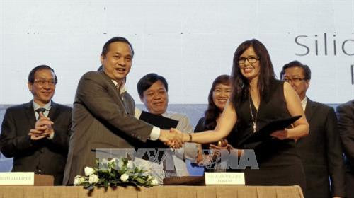 Lễ ký kết thỏa thuận hợp tác giữa VNITO Alliance với đại diện Silicon Valley Forum (SVF), Hoa Kỳ. Ảnh: Thế Anh-TTXVN