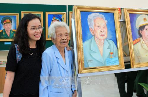 Anh hùng lực lượng vũ trang Nguyễn Thị Nhân (trái) bên bức chân dung do họa sỹ Đặng Ái Việt vẽ. Ảnh : Xuân Khu-TTXVN Anh hùng lực lượng vũ trang Nguyễn Thị Nhân (trái) bên bức chân dung do họa sỹ Đặng Ái Việt vẽ. Ảnh : Xuân Khu-TTXVN