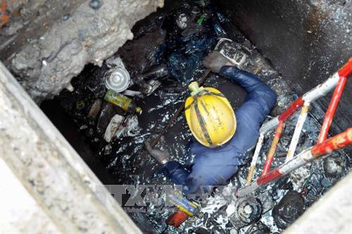 Các công nhân Công ty thoát nước đô thị tiến hành vớt rác thải tại các cống trên đường Nguyễn Hữu Cảnh, quận Bình Thạnh. Ảnh: An Hiếu - TTXVN Các công nhân Công ty thoát nước đô thị tiến hành vớt rác thải tại các cống trên đường Nguyễn Hữu Cảnh, quận Bình Thạnh. Ảnh: An Hiếu - TTXVN