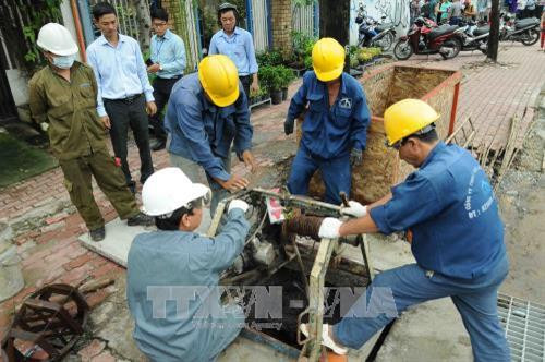Các công nhân Công ty thoát nước đô thị tiến hành vớt rác thải tại các cống trên đường Nguyễn Hữu Cảnh, quận Bình Thạnh. Ảnh: An Hiếu - TTXVN Các công nhân Công ty thoát nước đô thị tiến hành vớt rác thải tại các cống trên đường Nguyễn Hữu Cảnh, quận Bình Thạnh. Ảnh: An Hiếu - TTXVN