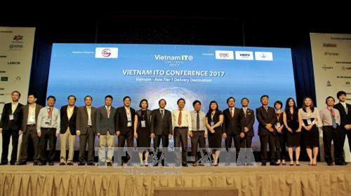 Các thành viên thuộc Liên minh các doanh nghiệp xuất khẩu phần mềm Việt Nam và quốc tế chụp ảnh lưu niệm tại hội nghị. Ảnh: Thế Anh-TTXVN