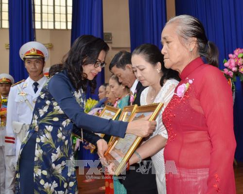 Phó Chủ tịch UBND thành phố Hồ Chí Minh Nguyễn Thị Thu trao tặng danh hiệu Bà Mẹ Việt Nam Anh hùng cho thân nhân các mẹ. Ảnh: Thanh Vũ - TTXVN