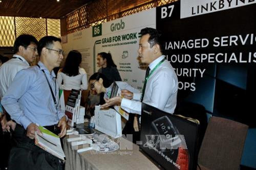 Các hoạt động giới thiệu và xúc tiến thương mại những sản phẩm dịch vụ CNTT của đại diện các doanh nghiệp xuất khẩu trong nước và quốc tế bên lề hội nghị. Ảnh: Thế Anh-TTXVN