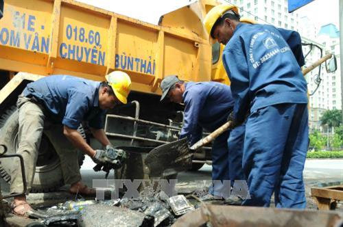 Các công nhân Công ty thoát nước đô thị tiến hành vớt rác thải tại các cống trên đường Nguyễn Hữu Cảnh, quận Bình Thạnh. Ảnh: An Hiếu - TTXVN Các công nhân Công ty thoát nước đô thị tiến hành vớt rác thải tại các cống trên đường Nguyễn Hữu Cảnh, quận Bình Thạnh. Ảnh: An Hiếu - TTXVN