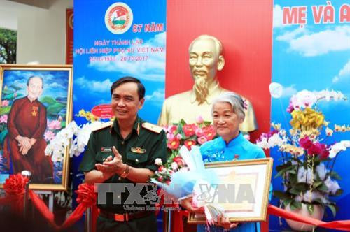 Thiếu tướng Nguyễn Minh Hoàng, Phó Chính ủy Quân khu 7 tặng Bằng khen của Bộ Tư lệnh Quân khu 7 cho họa sỹ Đặng Ái Việt. Ảnh : Xuân Khu-TTXVN Thiếu tướng Nguyễn Minh Hoàng, Phó Chính ủy Quân khu 7 tặng Bằng khen của Bộ Tư lệnh Quân khu 7 cho họa sỹ Đặng Ái Việt. Ảnh : Xuân Khu-TTXVN