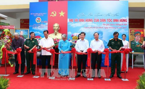Các đại biểu cắt băng khai mạc Triển lãm. Ảnh: Xuân Khu-TTXVN Các đại biểu cắt băng khai mạc Triển lãm. Ảnh: Xuân Khu-TTXVN Các đại biểu cắt băng khai mạc Triển lãm. Ảnh: Xuân Khu-TTXVN Các đại biểu cắt băng khai mạc Triển lãm. Ảnh: Xuân Khu-TTXVN