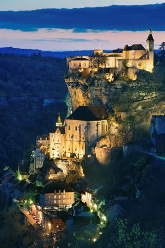 Rocamadour (Pháp): Nằm trong Công viên Causses du Quercy, Rocamadour thu hút hơn một triệu khách du lịch mỗi năm trong khi dân số của vùng chỉ vào khoảng 600 người. Bên cạnh khung cảnh ấn tượng với vách núi hai bên và dòng Alzou chảy ngay bên dưới, địa điểm này còn nổi tiếng với pho mát dê độc đáo và lễ hội pho mát Fete des Fromages. Ảnh: Tourisme Lot.