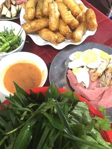 Hấp dẫn với đủ loại món ăn kèm.