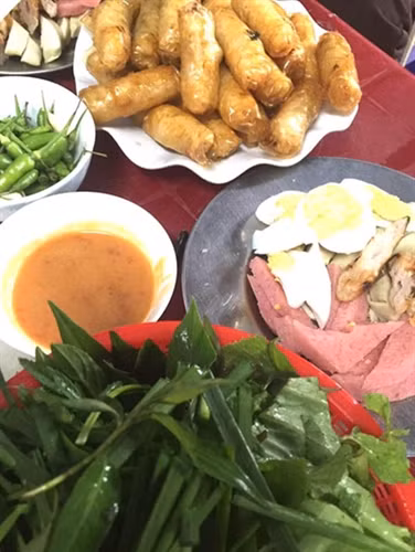 Hấp dẫn với đủ loại món ăn kèm.