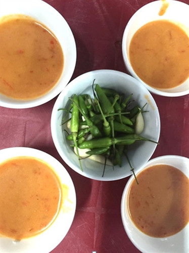 Nước mắm chấm chả giò cá trích sánh đặc thơm ngon.