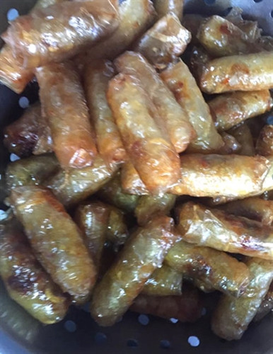 Chả chiên vàng óng.