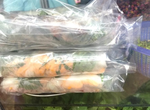 Có cả chả cuốn sẵn.