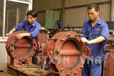 Viện Thủy điện và năng lượng tái tạo: Sản xuất và lắp đặt 3 trạm thủy điện nhỏ và vừa cho huyện Mường Tè (Lai Châu). Ảnh: Minh Đông - TTXVN